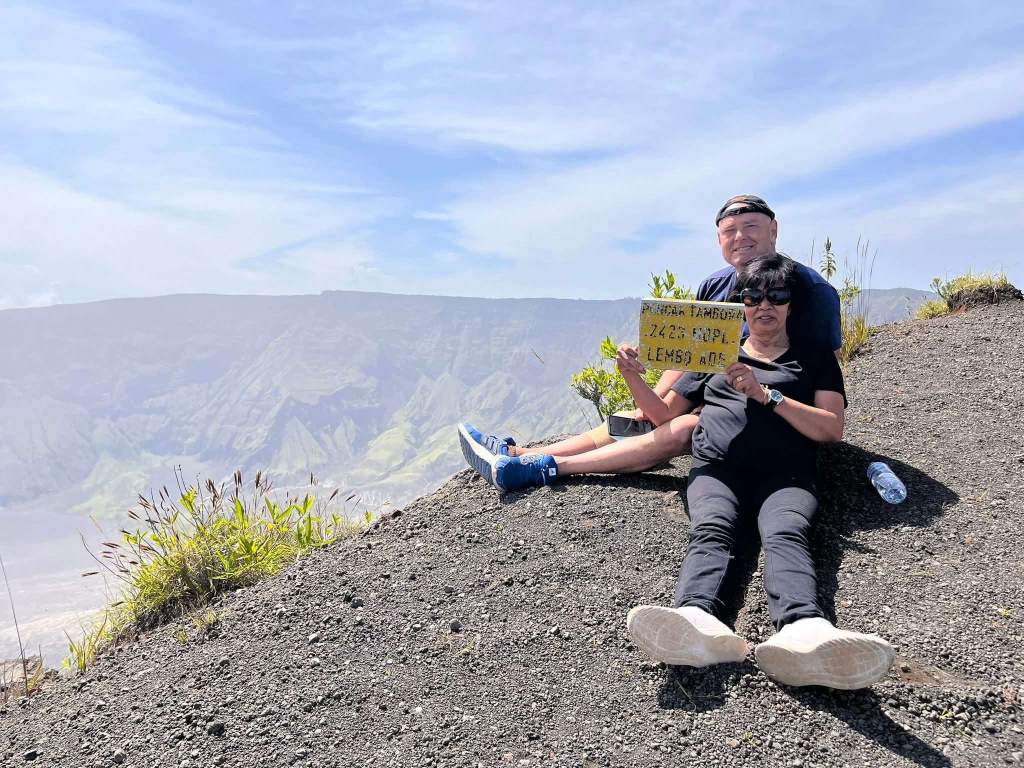 Stuart Party Anderson, Wisman Asal Australia saat berada di Puncak Tambora, via Doroncanga bersama Istrinya, Asma Anderson. (Foto.RRI/Mujtahidin)
